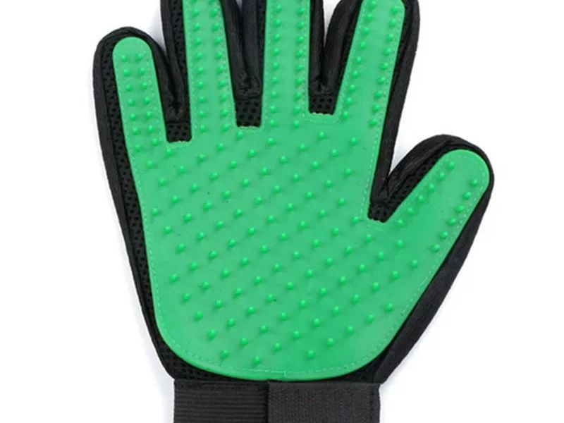 Say Goodbye to Feline Fur: The Purr-fect Pet Grooming Glove for Effortless Cat Hair Removal!