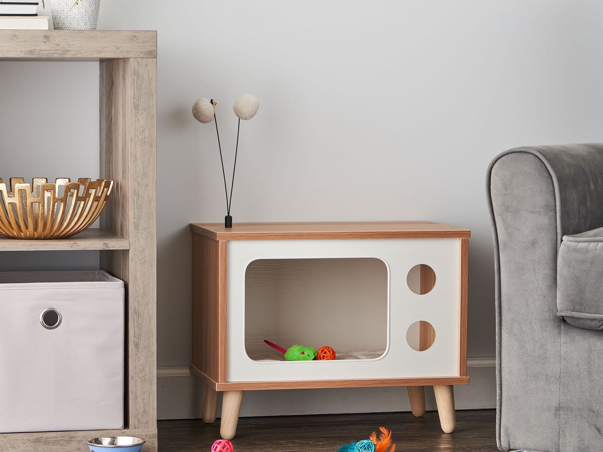 Purr-View Retro TV Cat Condo with Jute Scratching Pad & Washable Mat, Ball Toy Antenna, White & Tan, 20" L X 11.5" W X 16" H